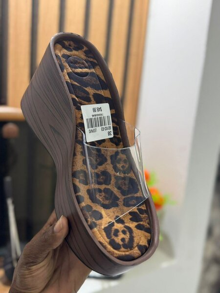 Sandales compensées léopard