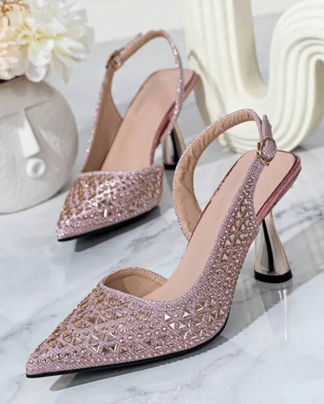 Chaussures à talons ornées élégantes