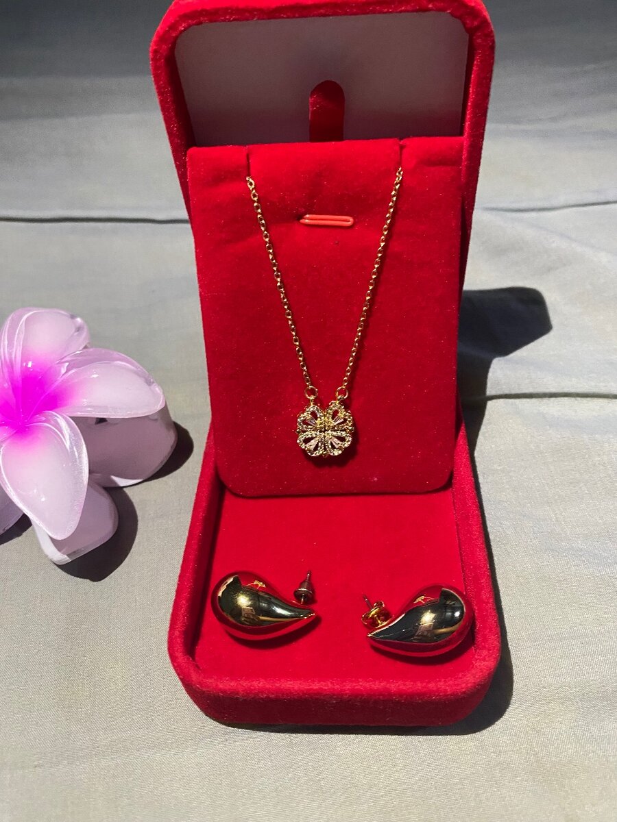 Ensemble collier et boucles d'oreilles en or