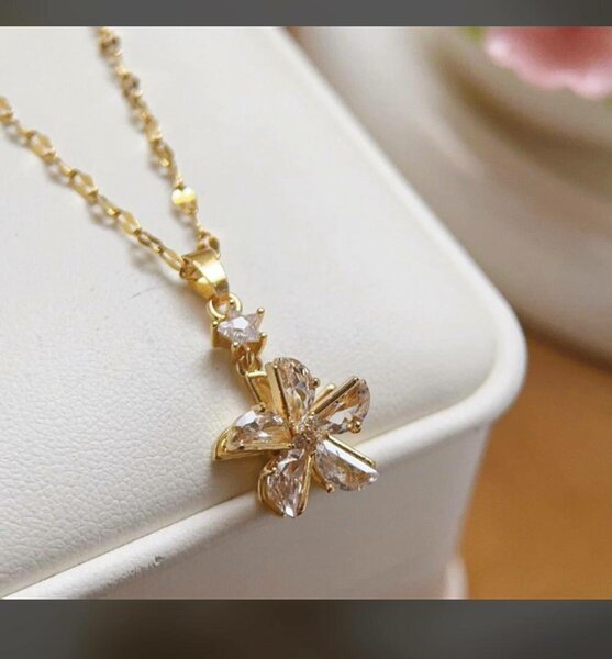 Gold Flower Pendant Necklace