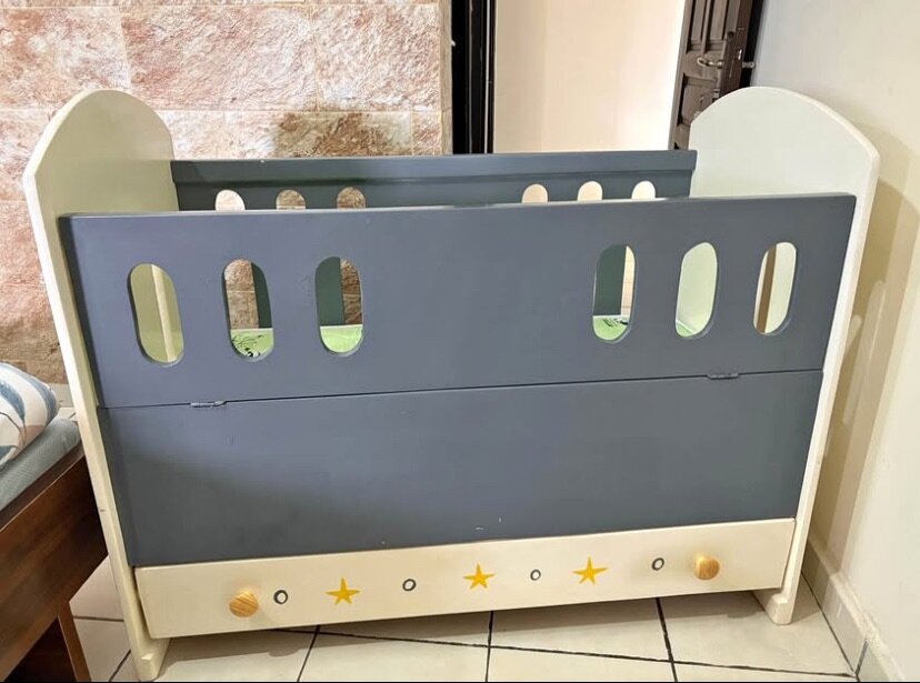 Lit de bébé convertible design étoilé