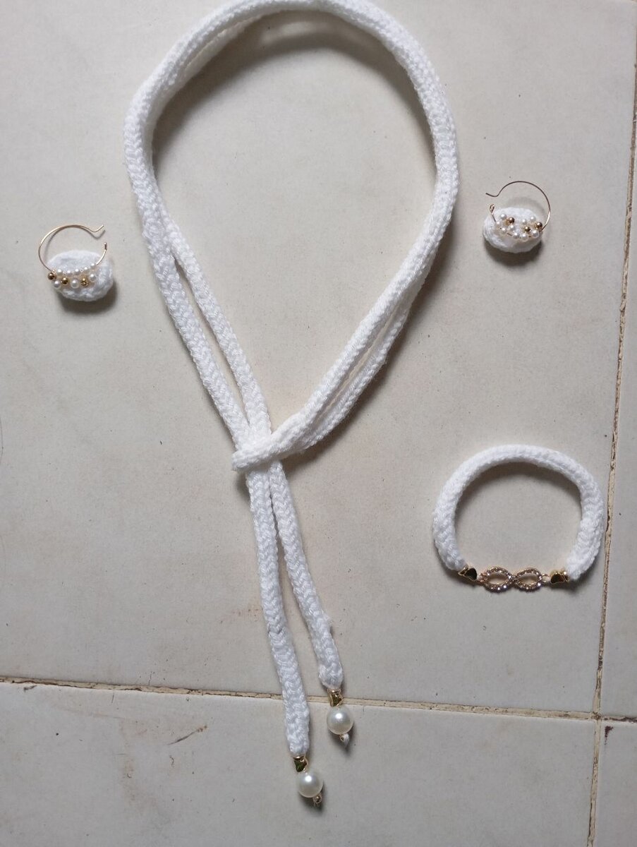 Collier et Bijoux en Laine