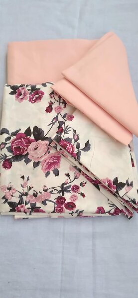 Linge de lit rose avec des roses