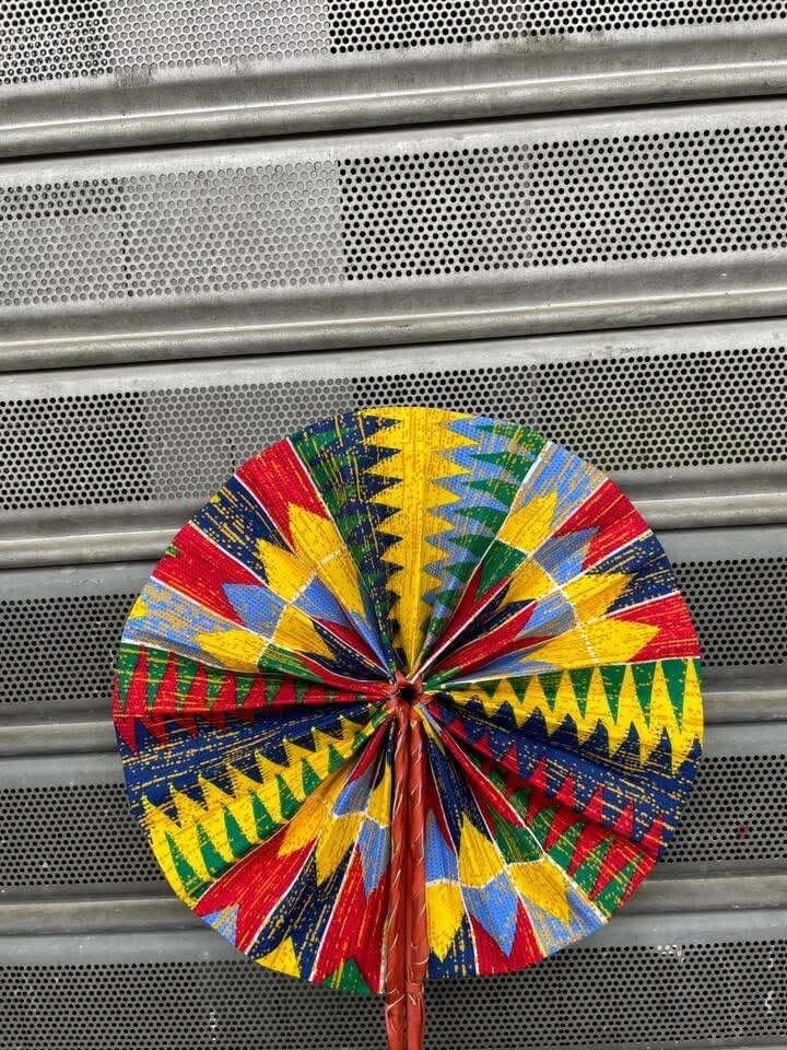 Éventail pliant coloré