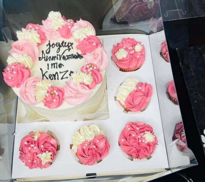 Gâteau et cupcakes assortis