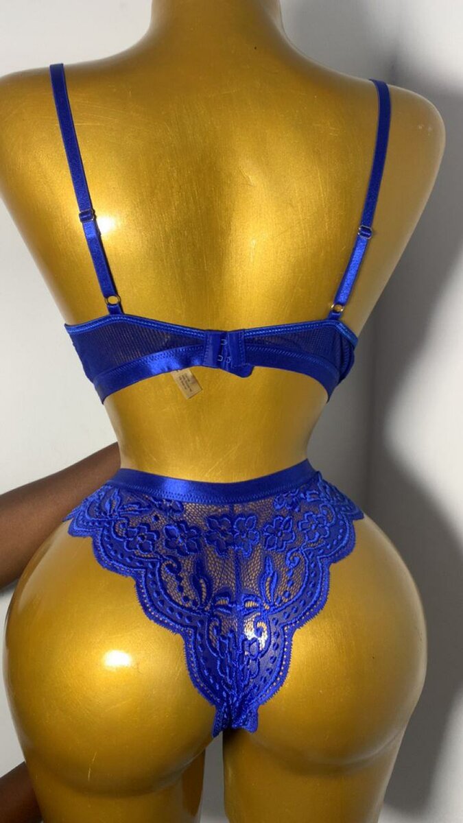 Ensemble lingerie bleu en dentelle