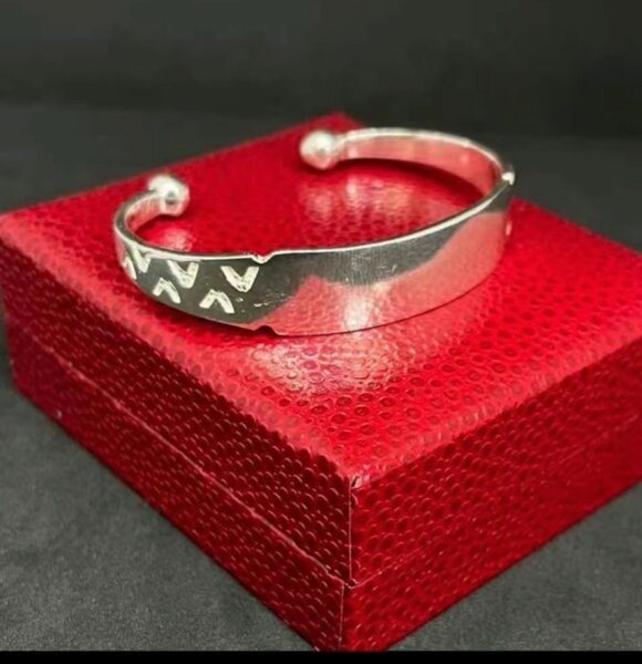 Bracelet en argent gravé