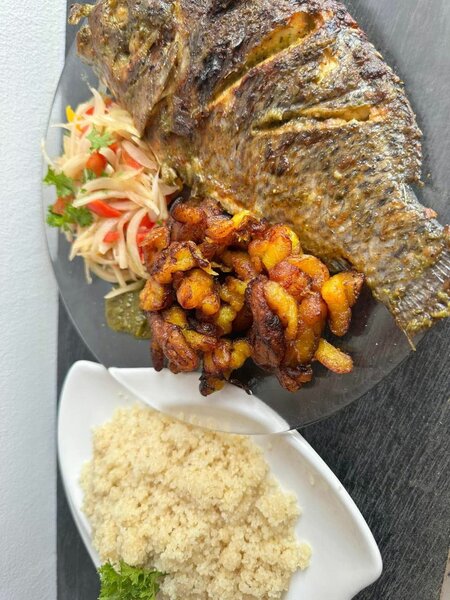 Tilapia braisé avec accompagne
