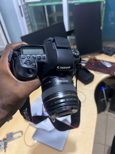 Canon 6D mark ii with 85mm f/1.8 lens