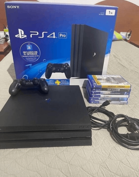 Sony PS4 Pro 1TB avec accessoires
