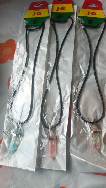 Colliers pendentifs en verre