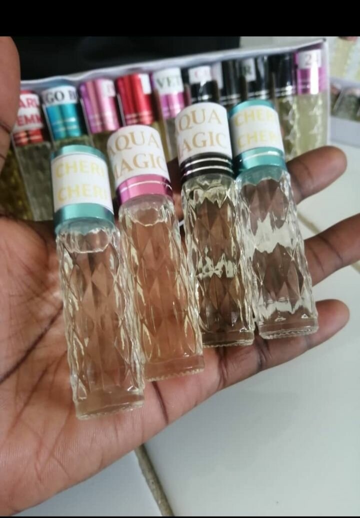 Parfums miniatures variés