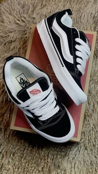 Chaussures skate noires Vans