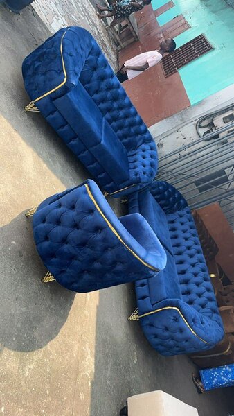 Canapé en velours bleu luxueux