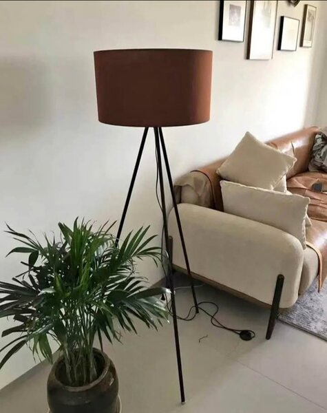 Lampadaire trépied moderne