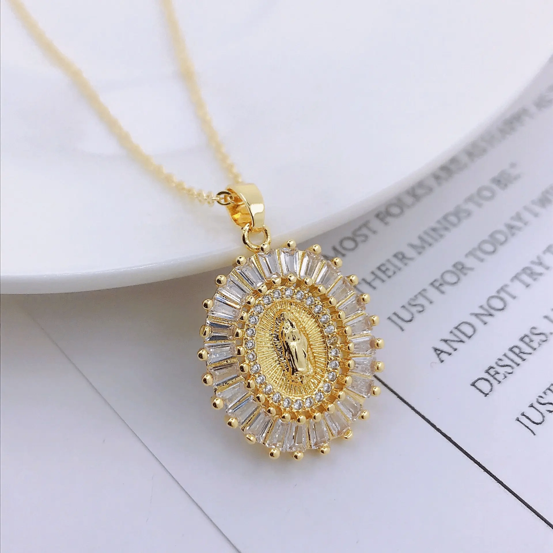 Pendentif doré ovale élégant