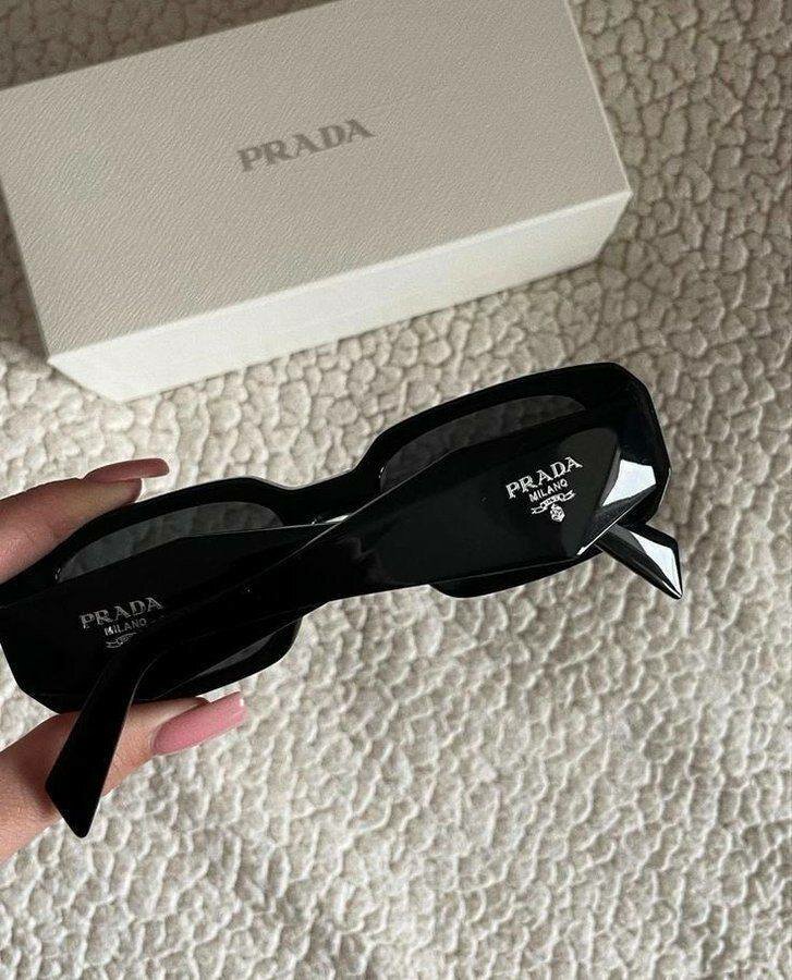 Lunettes de soleil Prada noires