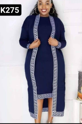 Robe bleue avec cape et motif losanges blancs