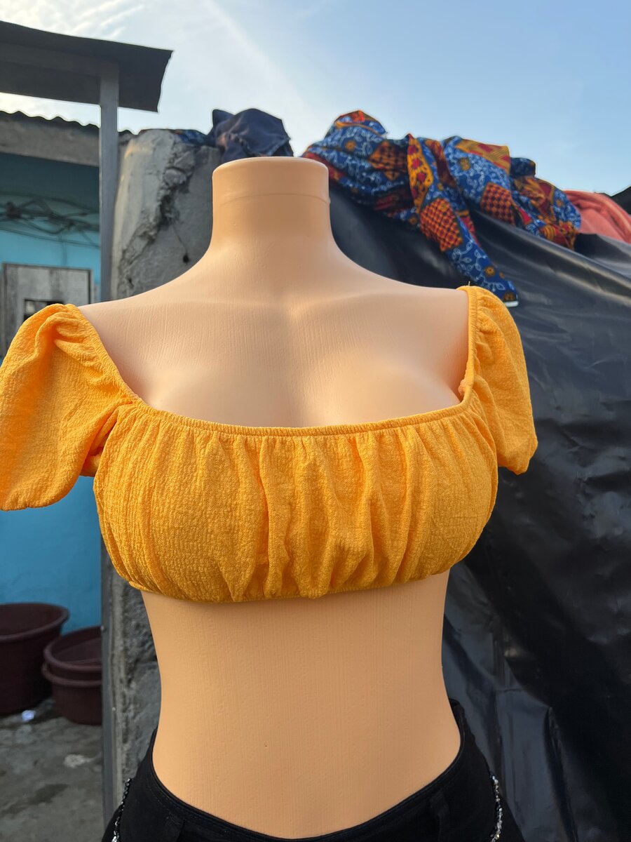 Top court jaune élégant