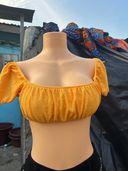 Top court jaune élégant