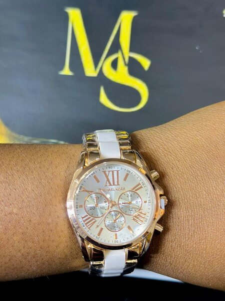 Women's wristwatch with metal bracelet