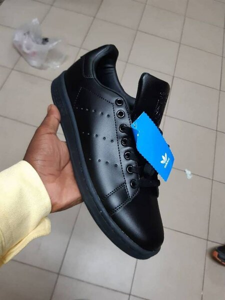 Sneakers en cuir noir élégant