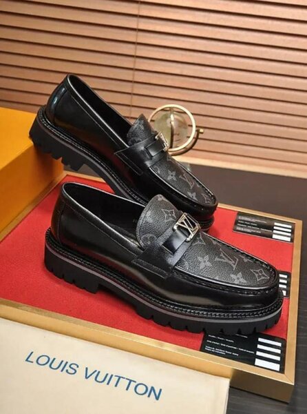 Mens Louis Vuitton shoe