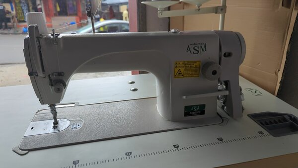 Machine à coudre piqueuse original dans carton