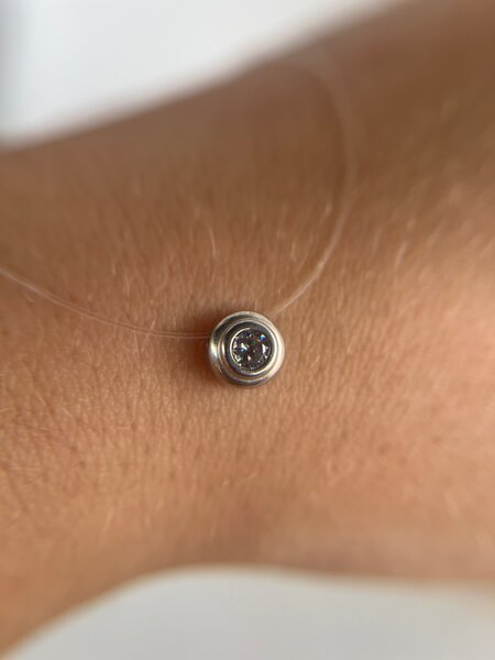 Collier sur fil transparent