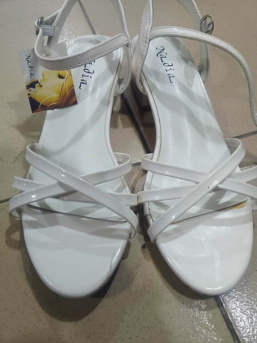 Sandales à talon blanc élégantes