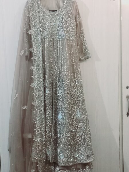 Maxi stitched beige color stander size 2 hour used