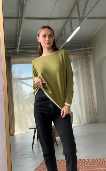 Красивая женская зеленая кофта