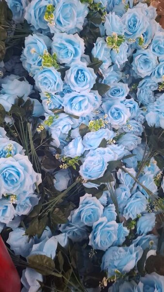 Roses artificielles colorées