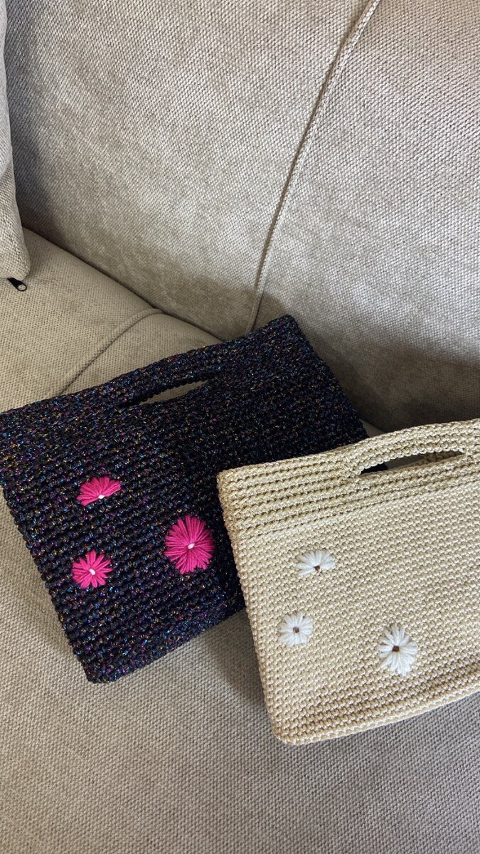sac au crochet avec des fleurs