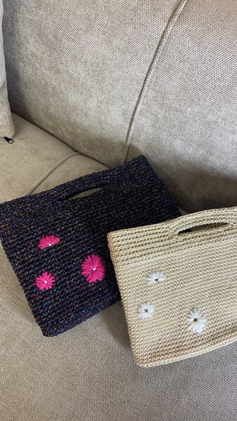 sac au crochet avec des fleurs