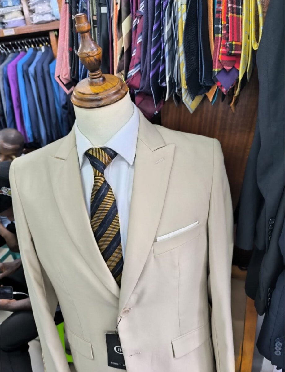 Costume élégant homme classique