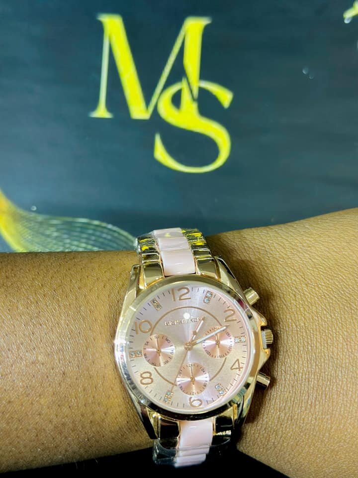 Women's wristwatch with metal bracelet