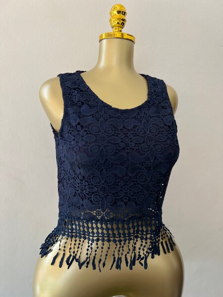 Top en dentelle bleu avec franges