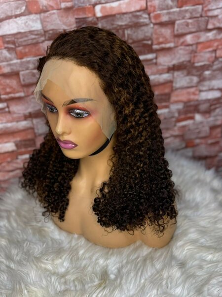 Perruque bouclée en ondulé