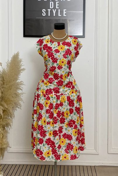 COLORFUL FLORAL DRESS. STRETCHY. 