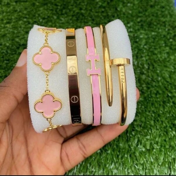 Catier and vanclef bangle