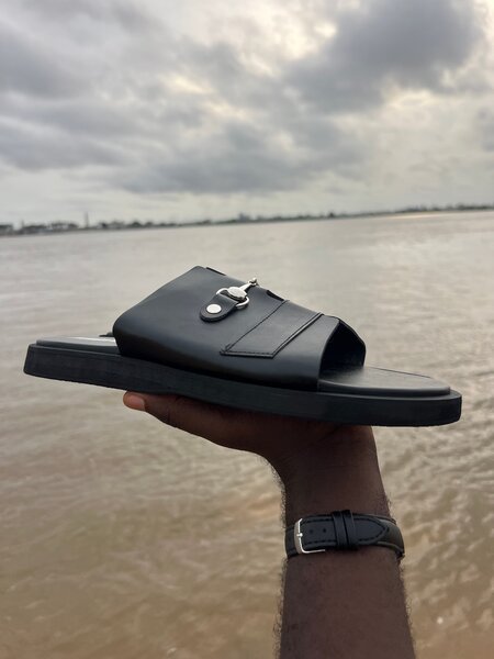 Sandales en cuir noir élégant