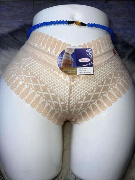 Culotte gainante beige dentelle