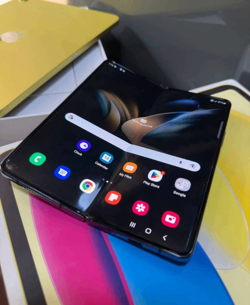 Samsung Galaxy Z fold 4 512GB very neat