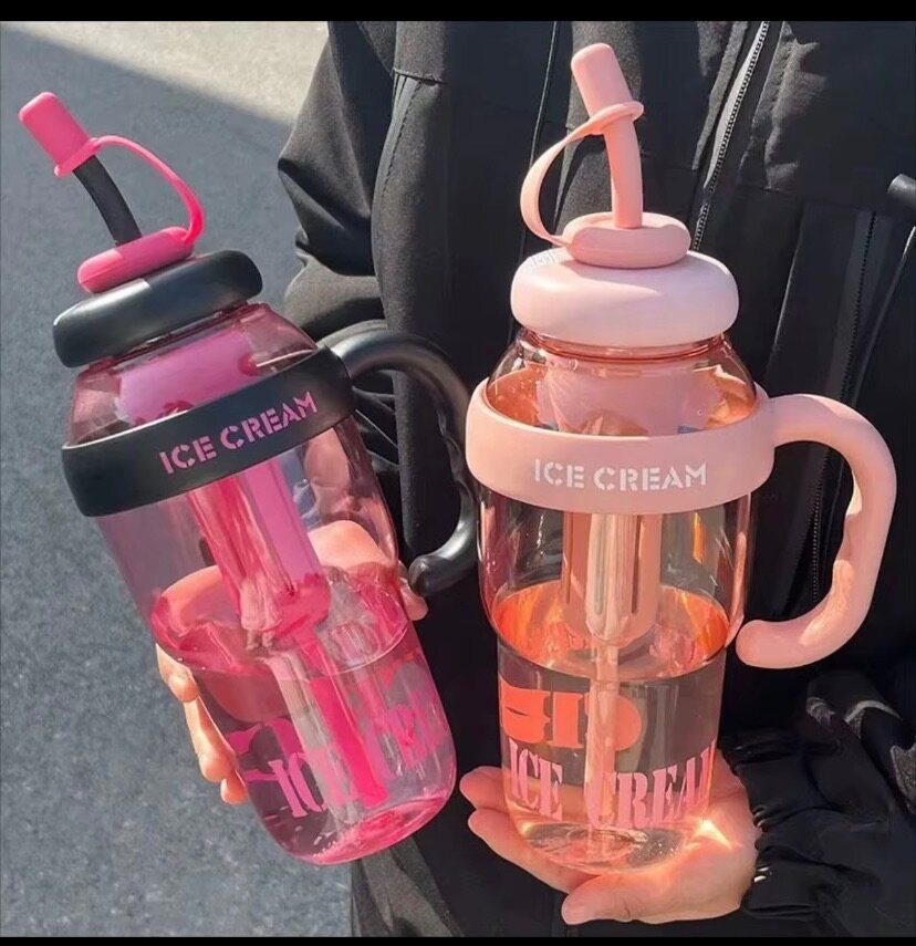 Bouteille d'eau tendance avec paille