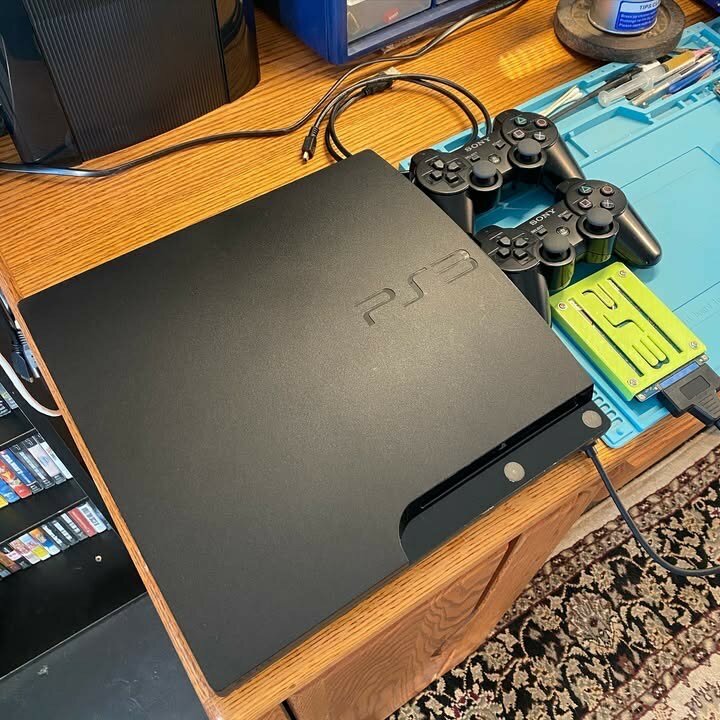 PS3 quasi neuve + 23 jeux et 2 manettes