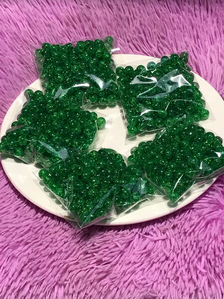 Perles en plastique colorées