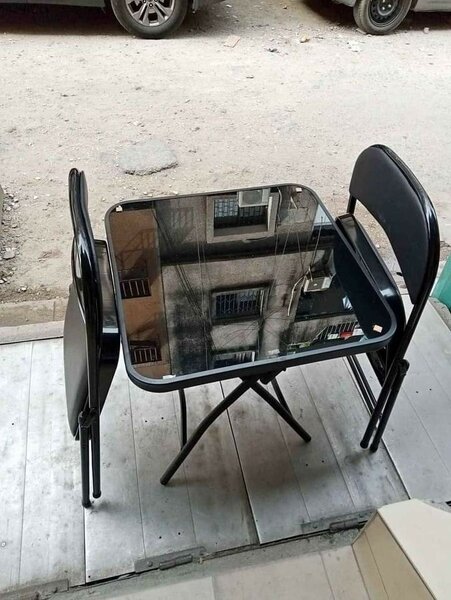 Table vitrée et chaises