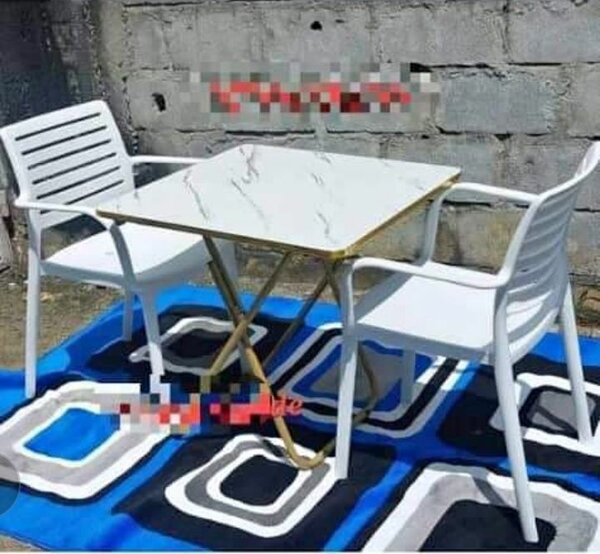 1 table en bois et 2 chaises plastiques