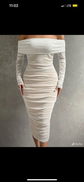 Robe moulante épaules dénudées